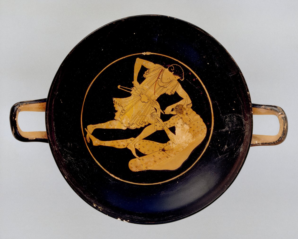 Thészeuszt és Minotauruszt ábrázoló vörös alakos skyphos belseje, Kr.e. 5. század (kerámia) alkotó: Greek