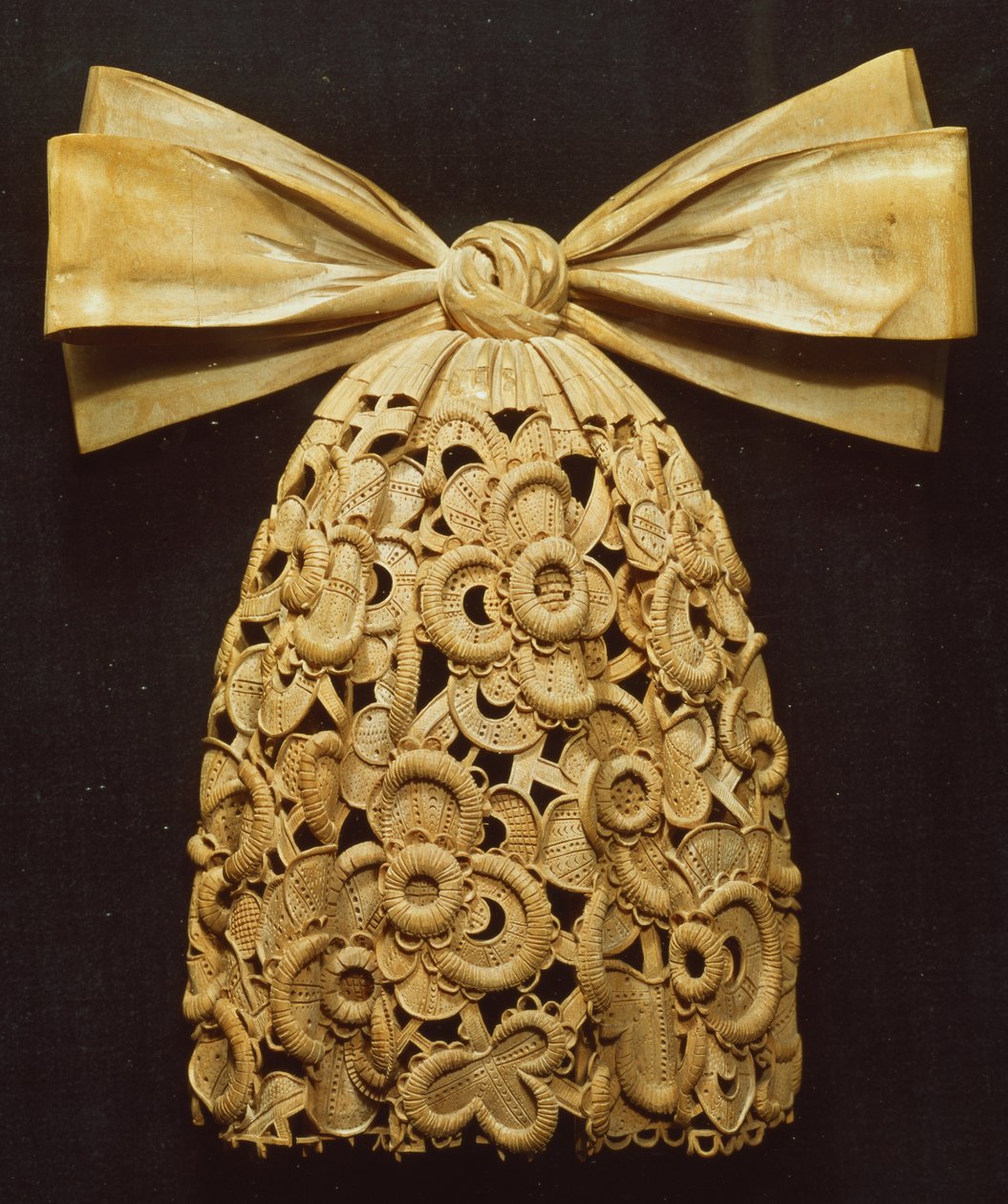 Kravát fafaragása (fa) alkotó: Grinling Gibbons