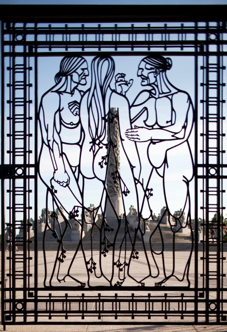 A szoborpark bejárati kapuja, három nő (vas) alkotó: Gustav Vigeland
