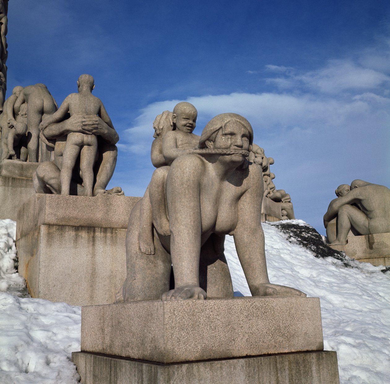 Motherhood, or Woman with Two Children riding on her Back (granite) alkotó: Gustav Vigeland