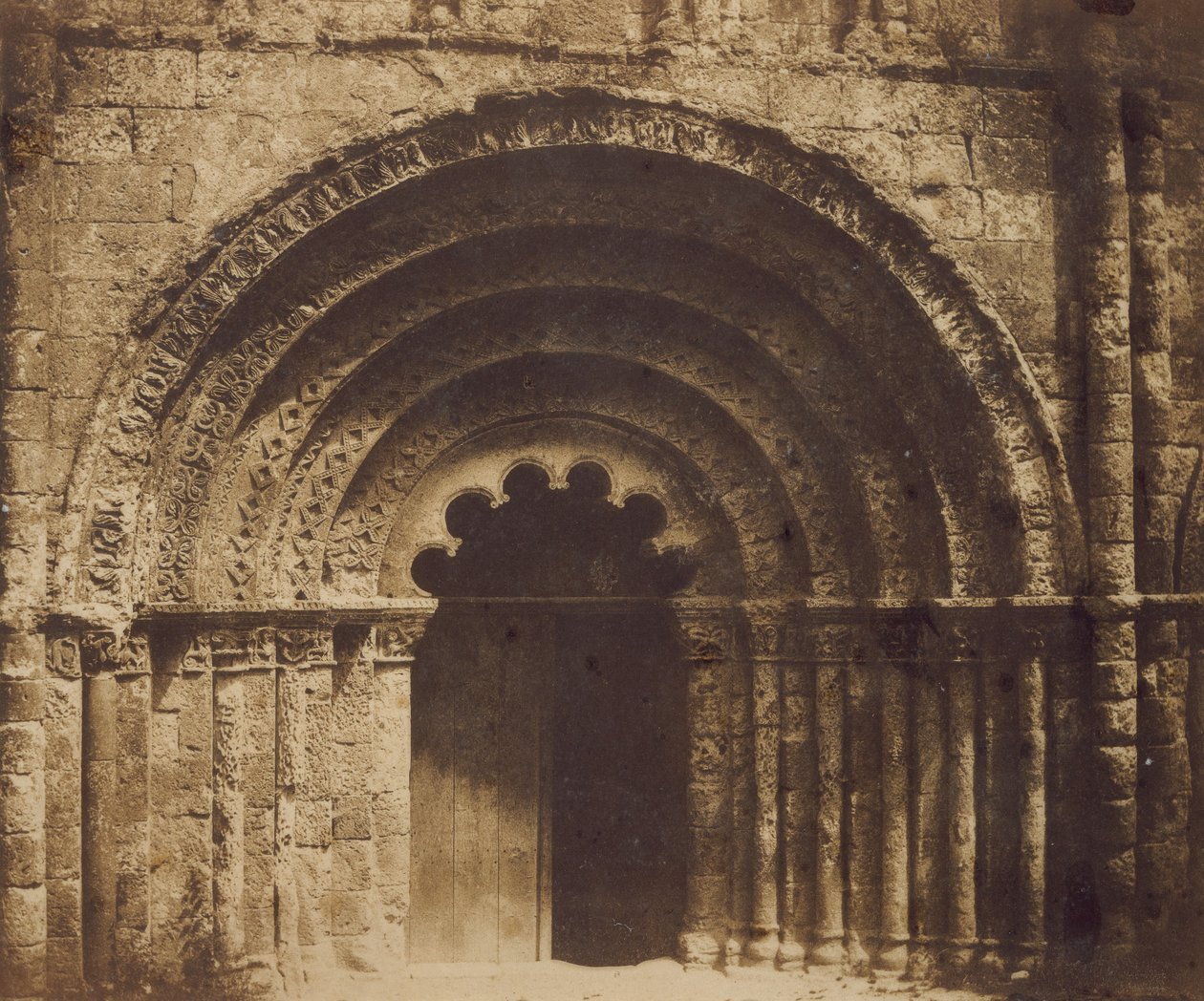 Aubeterre középső portálja, 1851. alkotó: Gustave Le Gray