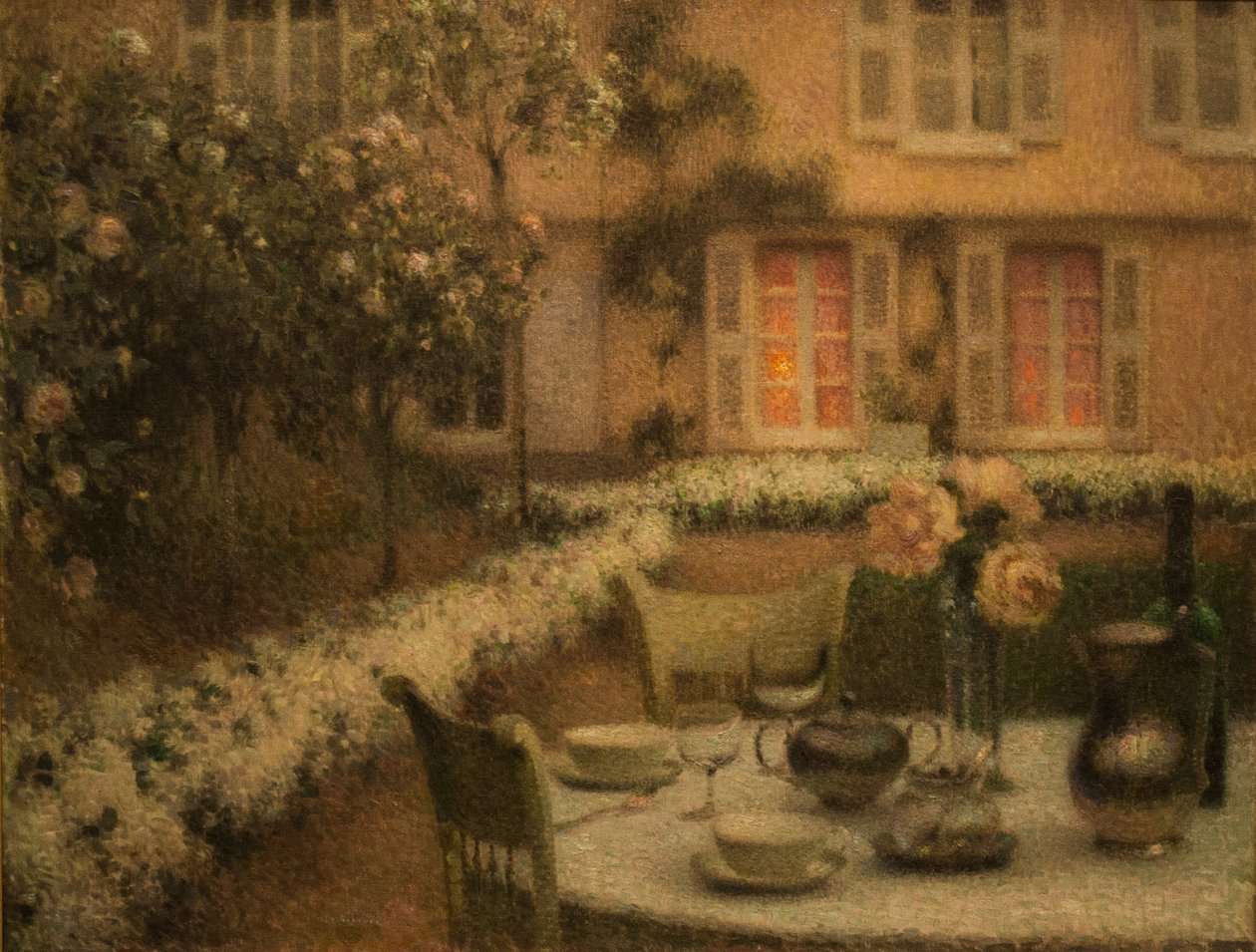 The_Table_in_the_White_Garden at GerberoynFrancais : La table au jardin blanc a GerberoynMagyar: Az asztal a feher kertben, Gerberoy-bann alkotó: Henri Eugene Augustin Le Sidaner