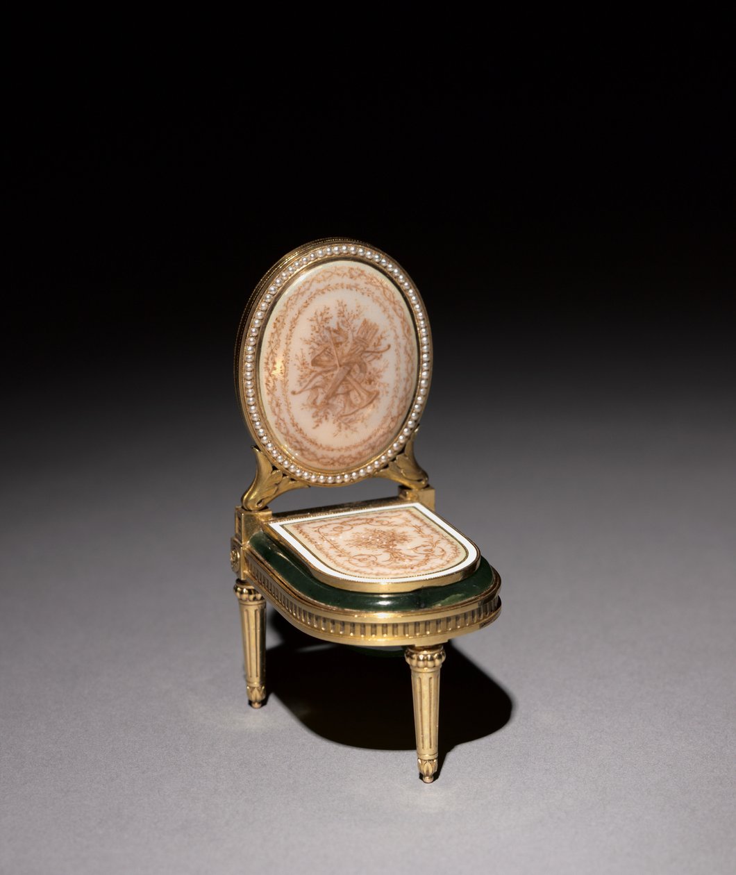 Miniatűr bidé, Peter Carl Fabergé cége alkotó: Henrik Immanuel Wigström