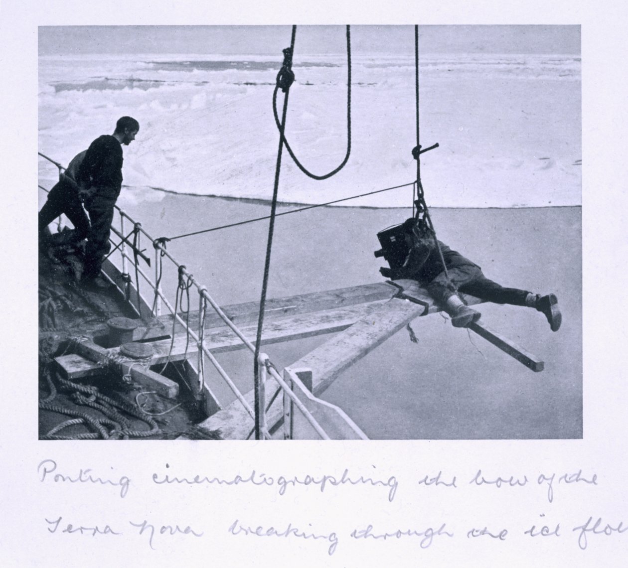 Ponting filmfelvétele a "Terra Nova"-nak a jégáramokon áttörő orráról, a "Scott utolsó expedíciója" című filmből. alkotó: Herbert Ponting