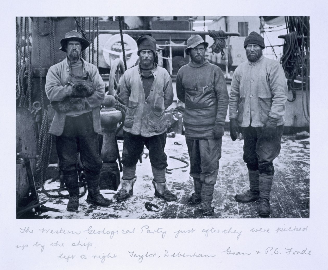 A Nyugati Geológiai Párt közvetlenül azután, hogy felvette őket a Hajó. "Terra Nova" a jégben. a 