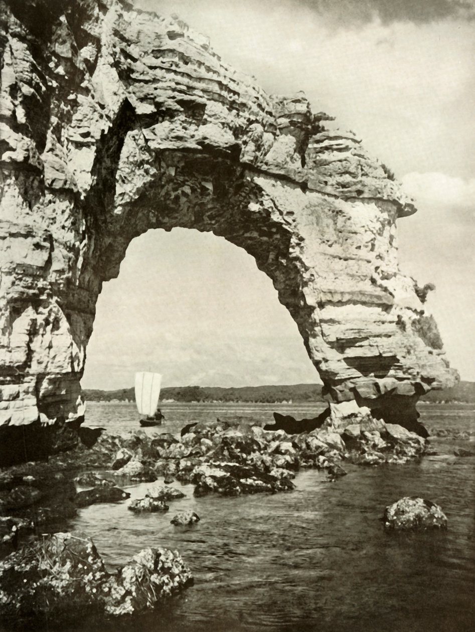 Tenger által koptatott ív Matsushimában, 1910. alkotó: Herbert Ponting