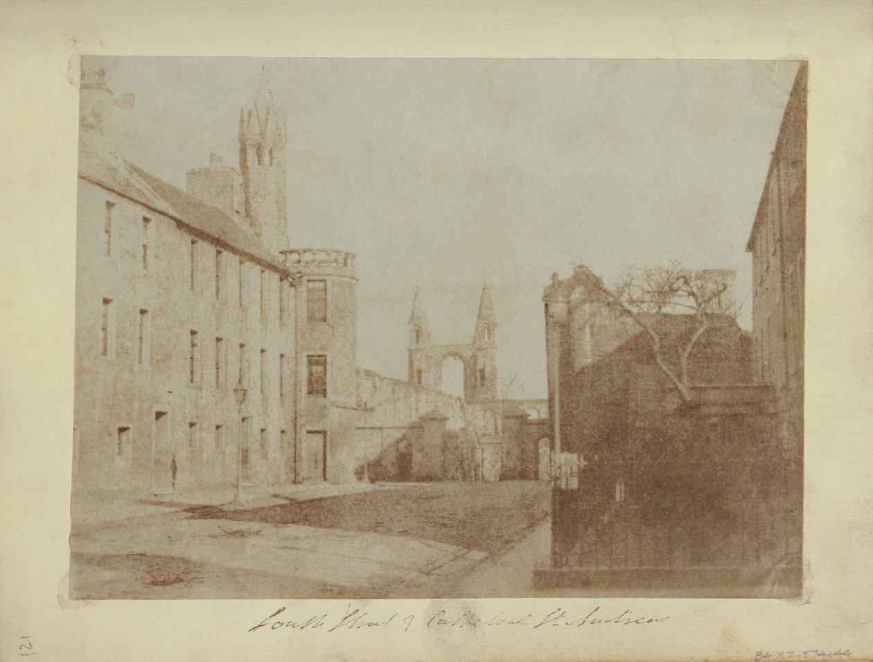 A South Street keleti vége, St. Andrews, a katedrális romjaival a távolban alkotó: Hill and Adamson