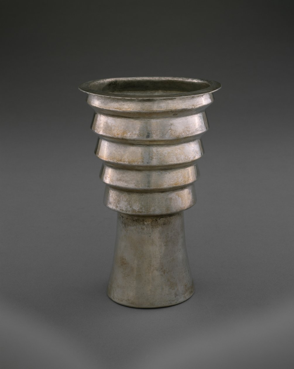 Stepped Beaker (aquilla), Later Horizon, 1470-1532 (ezüst) alkotó: Incan