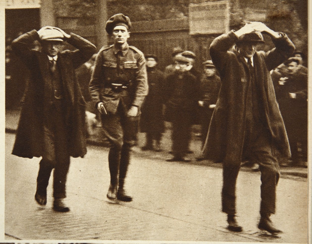 A Sinn Fein két tagját letartóztatták a brit csapatok a munkaügyi minisztériumban, 1920-ban Dublinban végrehajtott razzia során (szépia fotó) alkotó: Irish Photographer