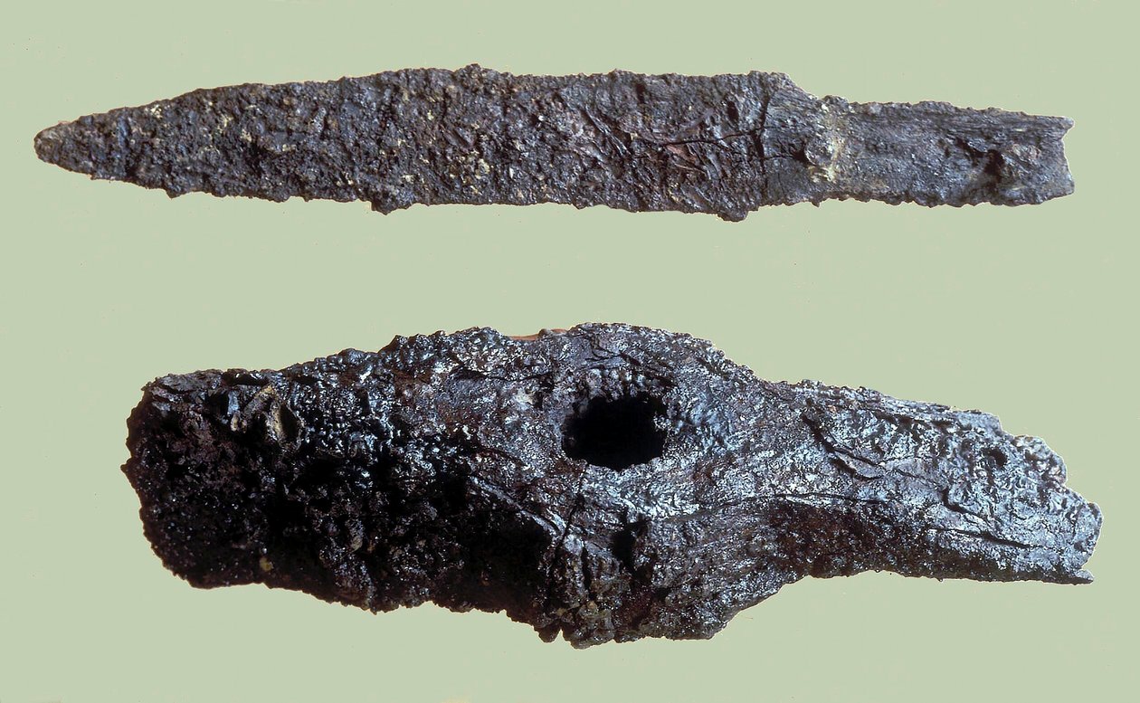 Fejsze és kés, amelyet a Dávid városának ásatásain találtak vasból alkotó: Iron Age