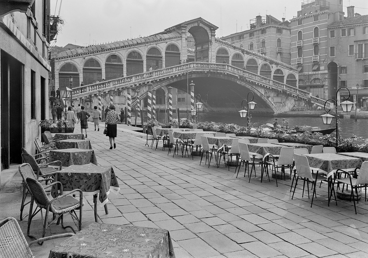 Rialto híd, Velence, 1955 körül (f/w fotó) alkotó: Italian Photographer