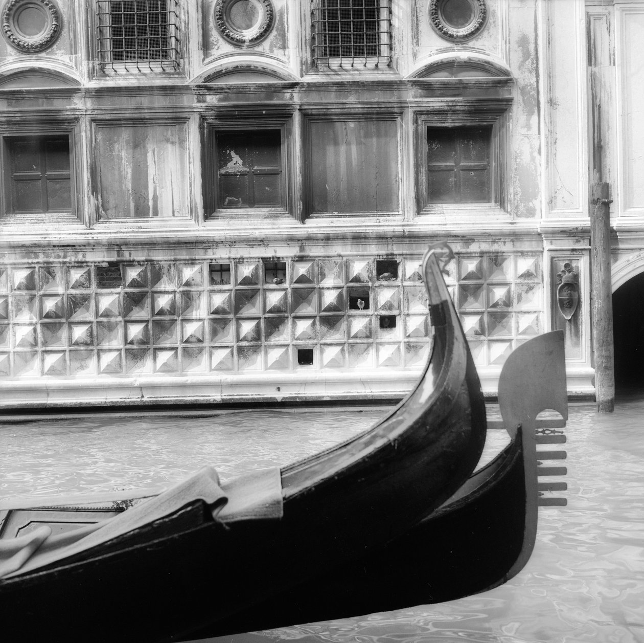 Step gondola egy velencei csatornában alkotó: Italian Photographer