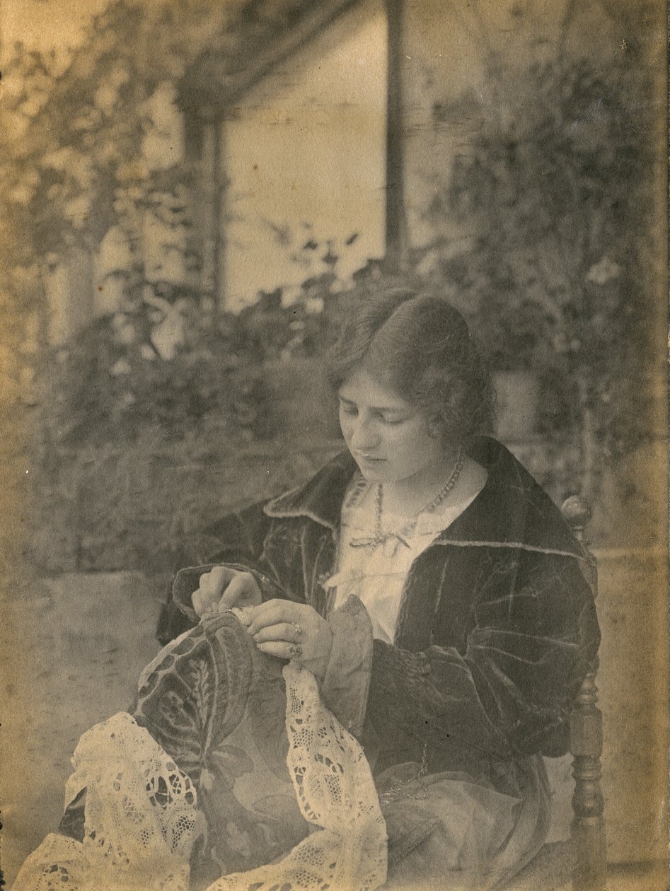 Csipkeruhát varró nő, Olaszország, 1910 körül alkotó: Italian Photographer