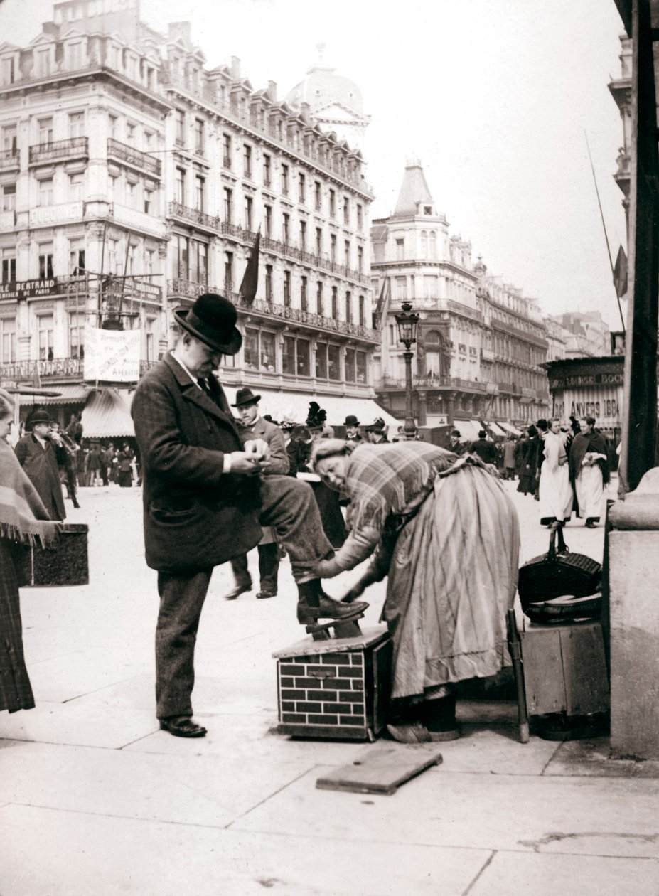 Cipőfényező nő, Brüsszel, 1898. alkotó: James Batkin