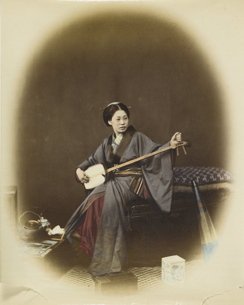 Shamisenen játszó nő (kézzel festett fekete-fehér fotó) alkotó: Japanese Photographer