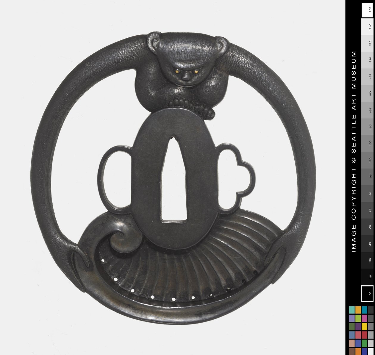 Tsuba: Monkey Holding Shell alkotó: Japanese School