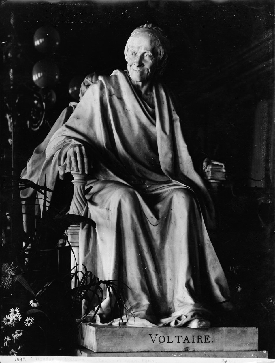 Voltaire ülő szobra (1694-1778) (márvány) alkotó: Jean Antoine Houdon