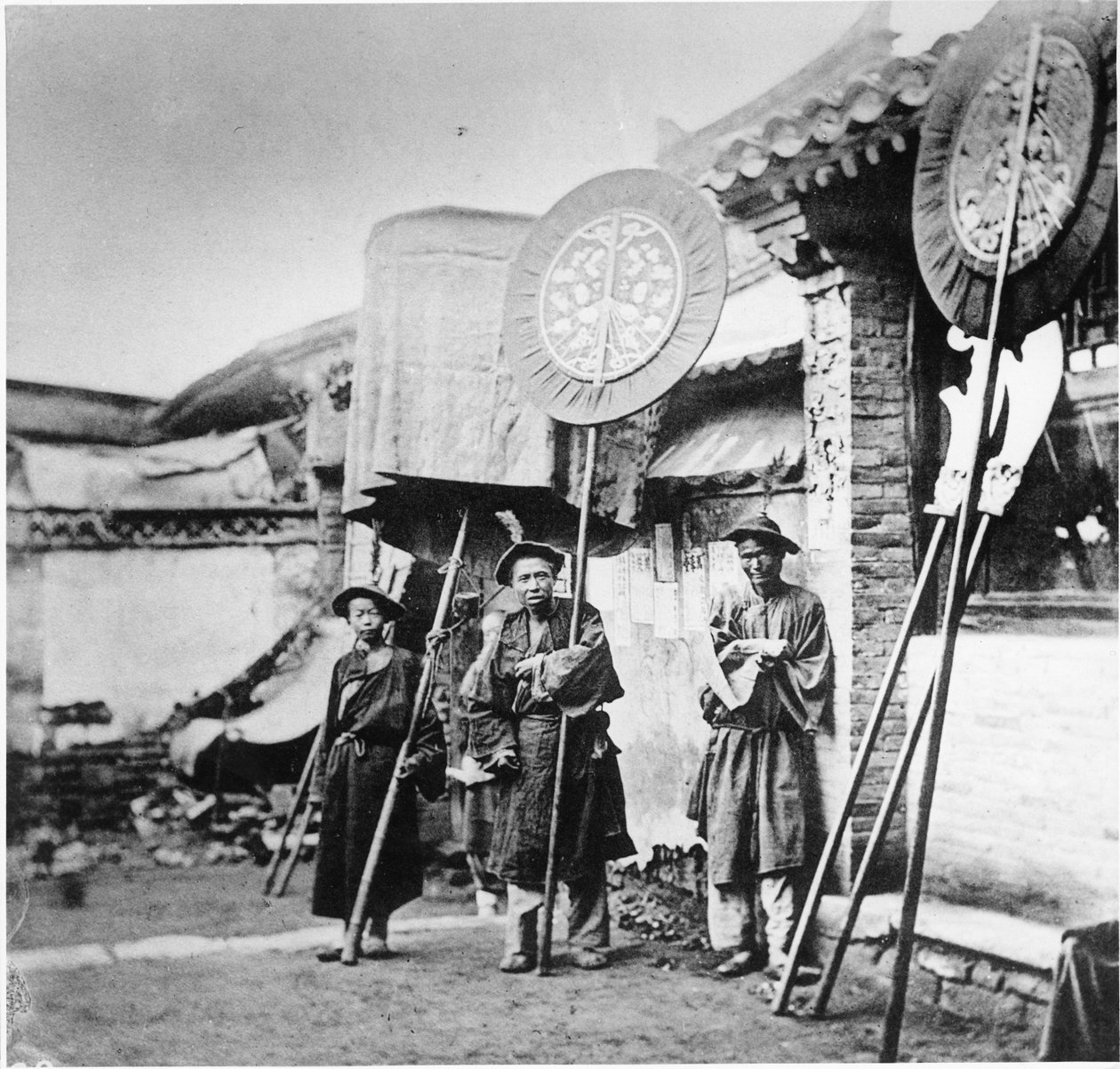 Bannermen egy mandzsu temetésen, Peking, 1872 körül alkotó: John Thomson