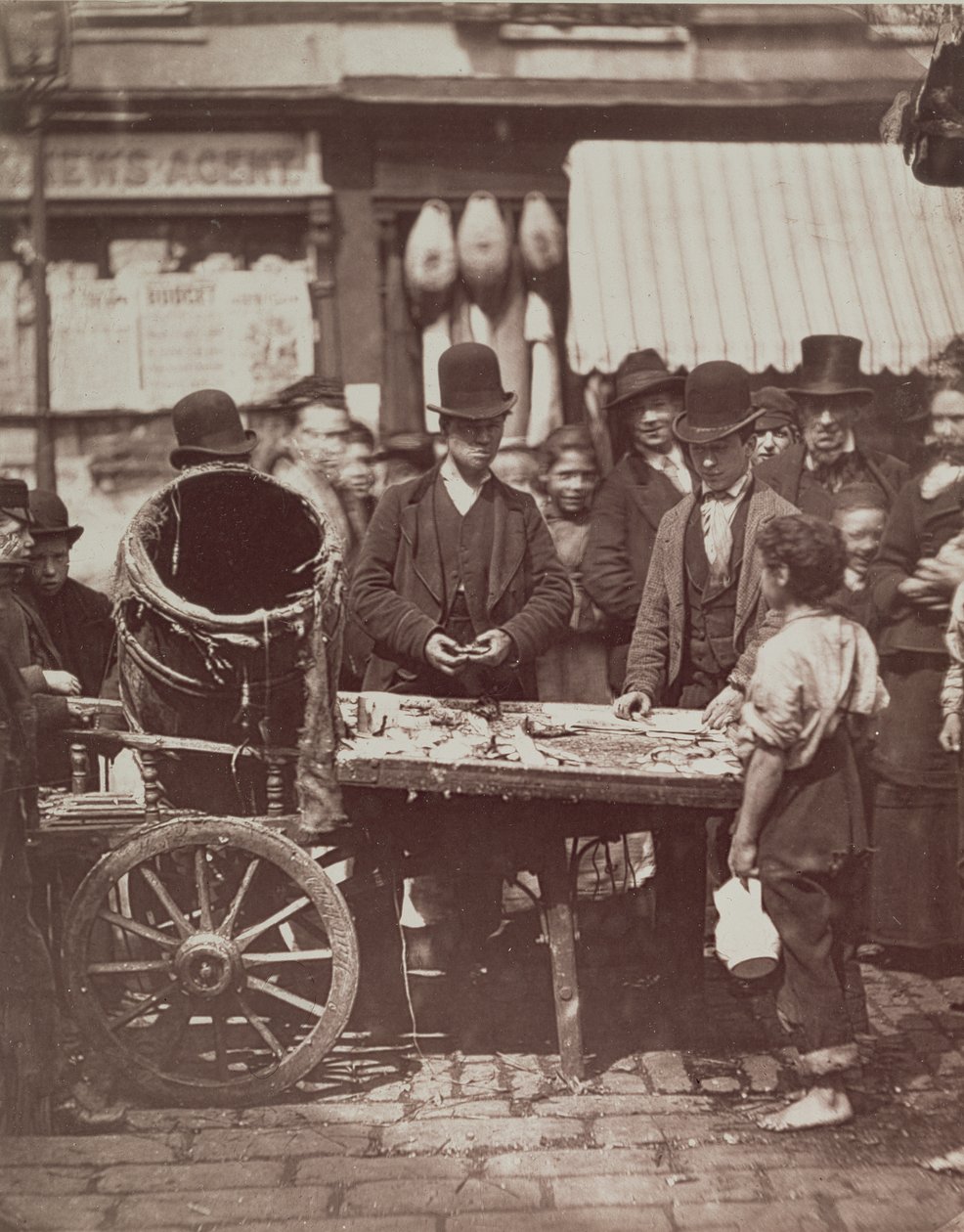 Olcsó St. Giles-i hal a "Street Life in London"-ból, 1877-78 (woodburytype) alkotó: John Thomson