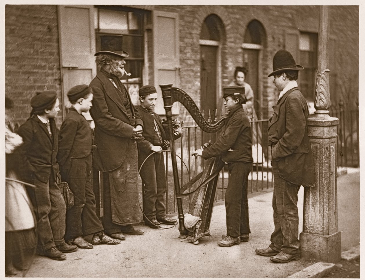 Olasz utcazenészek, a londoni utcai életből, 1877-78 (woodburytype) alkotó: John Thomson