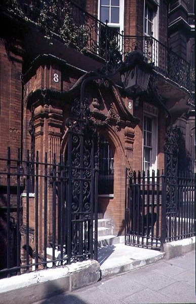 8 Palace Gate, épült 1873-75 alkotó: John James Stevenson