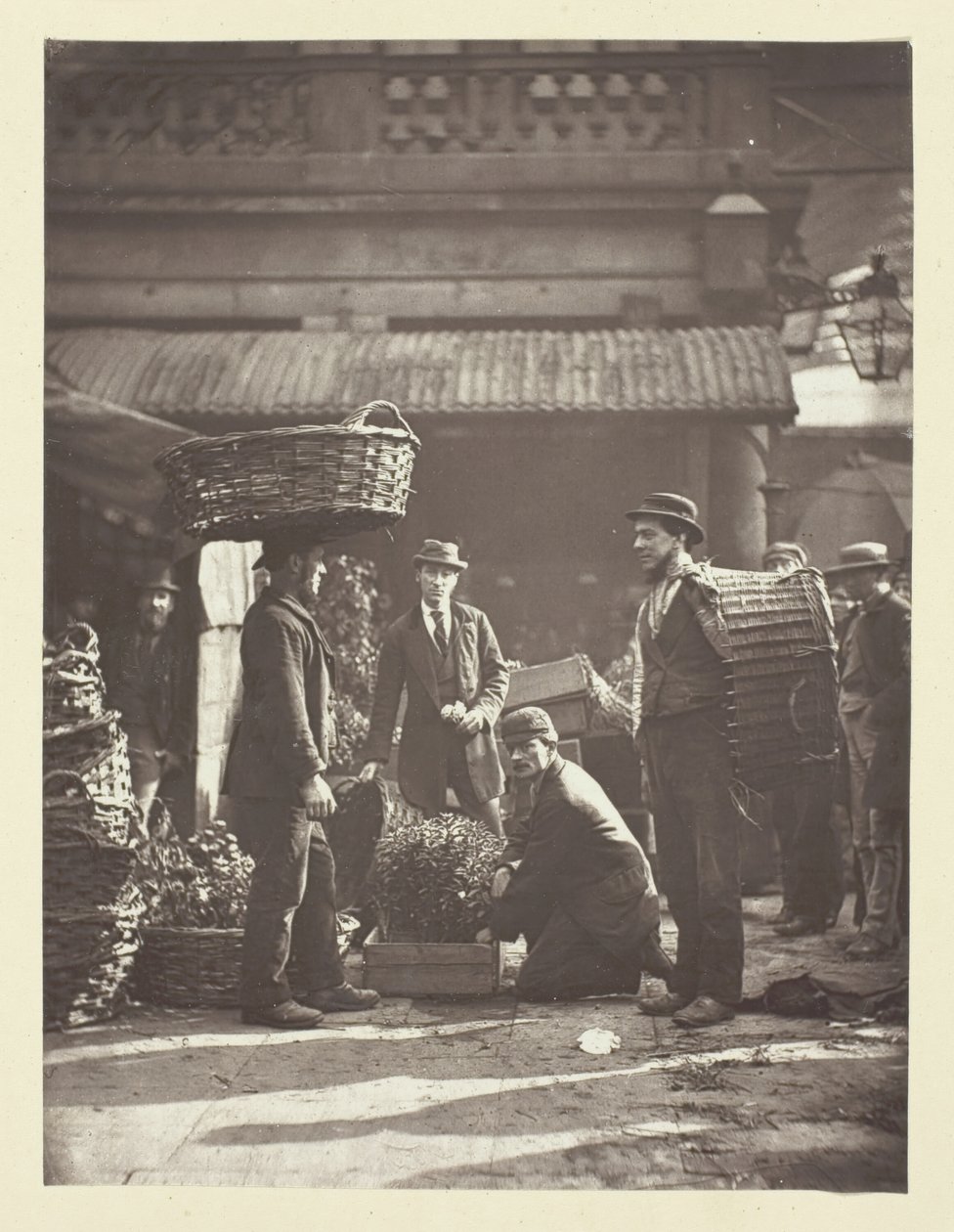 Covent Garden Labourers, 1881. alkotó: John Thomson