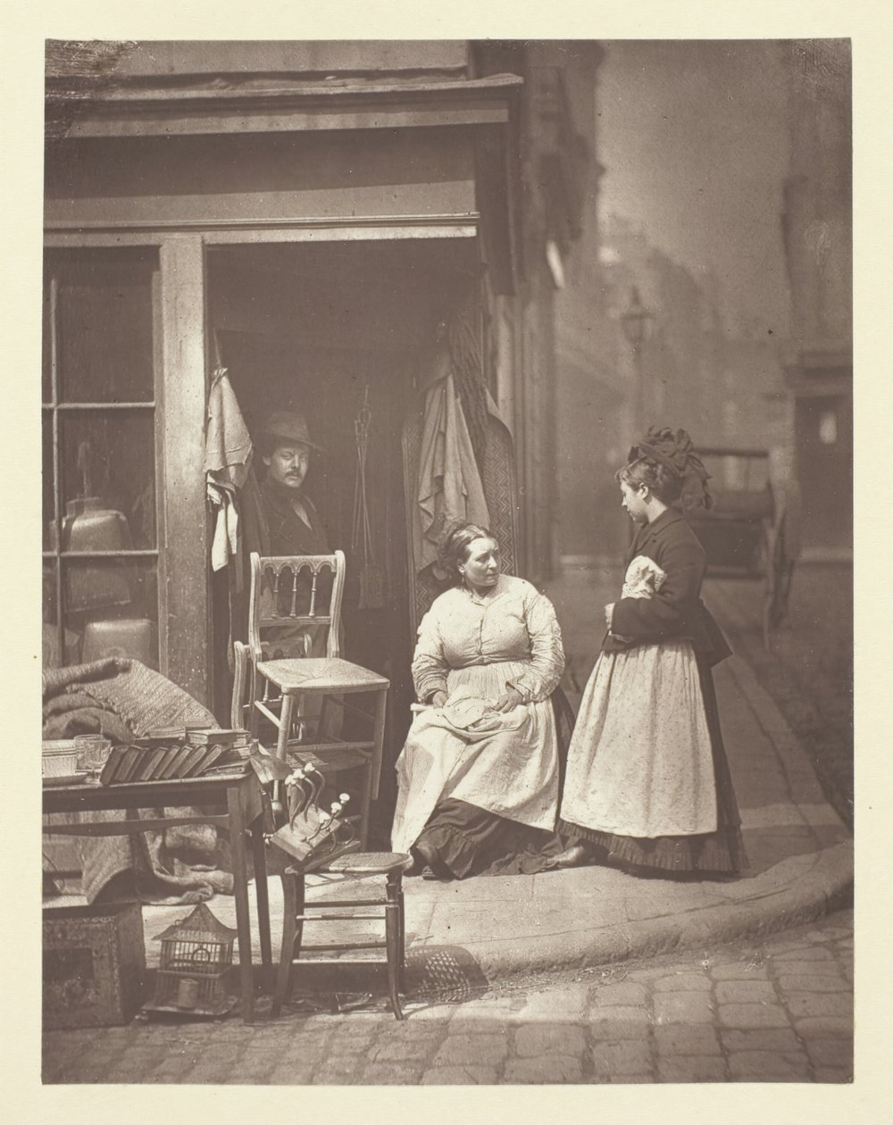 Régi bútor, 1881. alkotó: John Thomson
