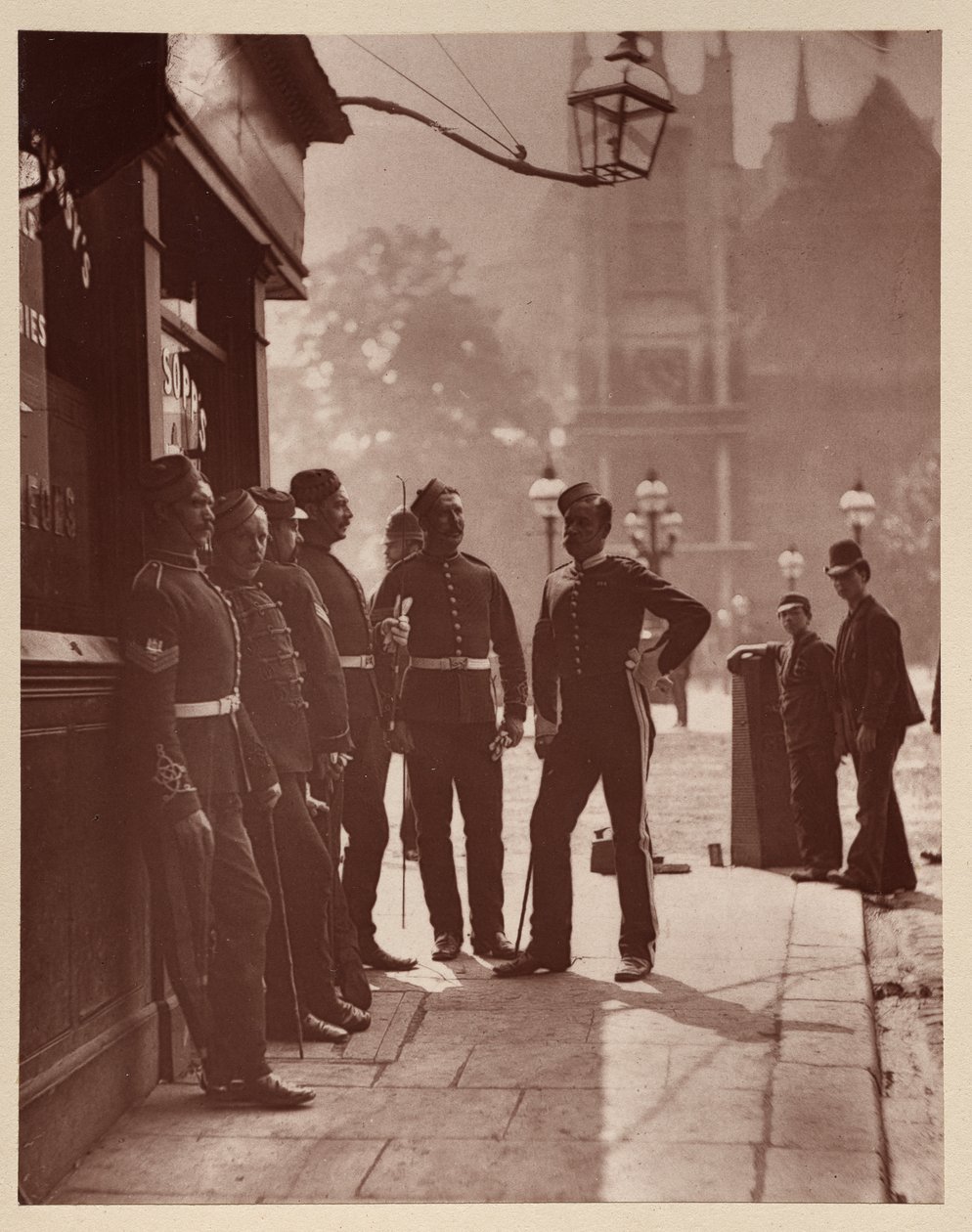 Őrmesterek toborzása a Westminsterben alkotó: John Thomson
