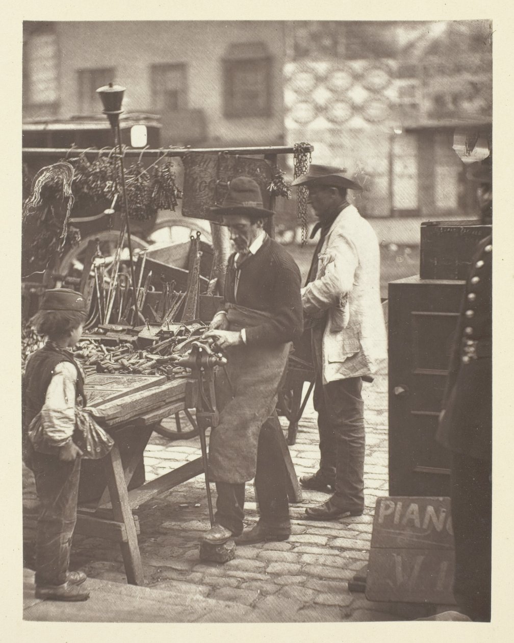 Az utcai lakatos alkotó: John Thomson