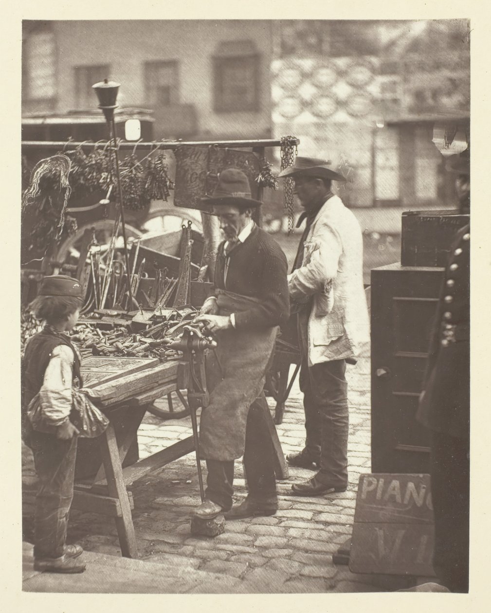 Az utcai lakatos, 1881. alkotó: John Thomson