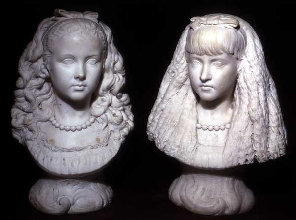 Effie és Mary Millais (márvány) alkotó: Joseph Edgar Boehm