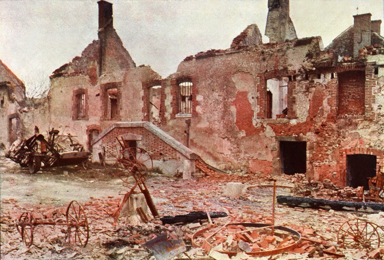 Lerombolt épületek egy kisvárosban a marne-i csata során Párizstól keletre, 1914. szeptember (autokróm) alkotó: Jules Gervais Courtellemont