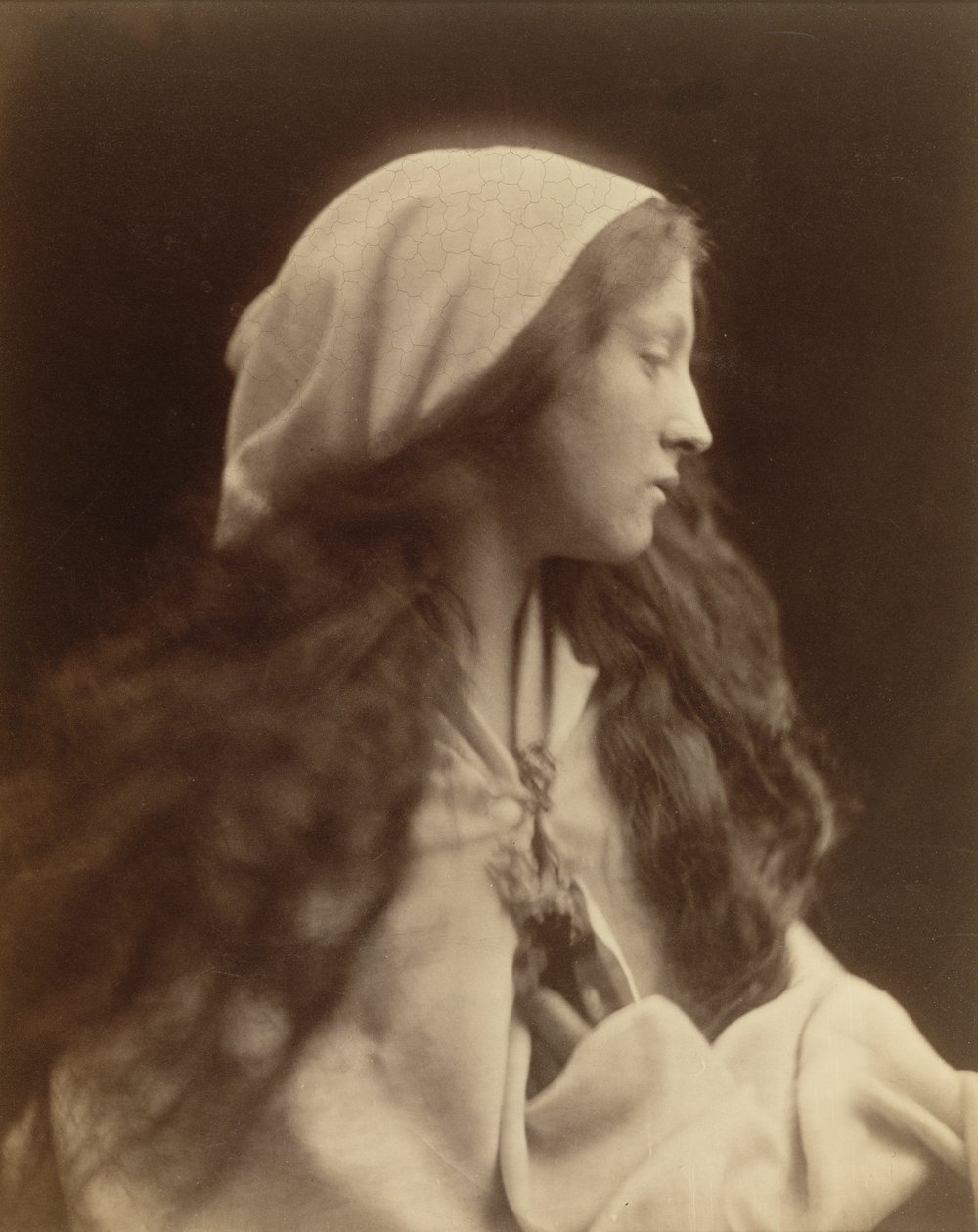 Tanulmány egy parasztruhába öltözött fiatal lányról, 1869 körül alkotó: Julia Margaret Cameron