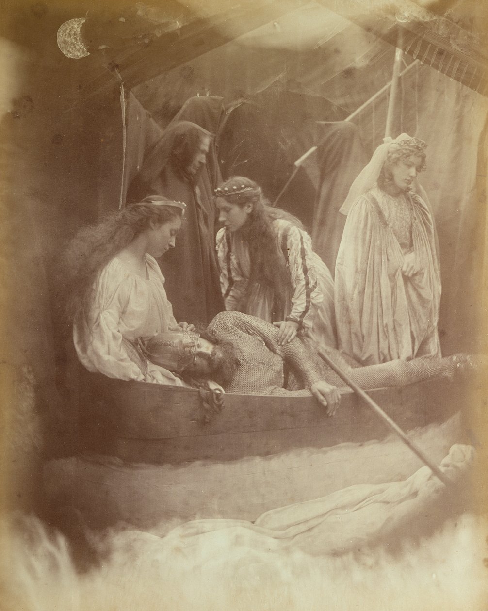 Arthur király elmúlása, Illusztráció Alfred Tennyson „Idylls of the King” című könyvéből, 1874 (szénnyomat) alkotó: Julia Margaret Cameron