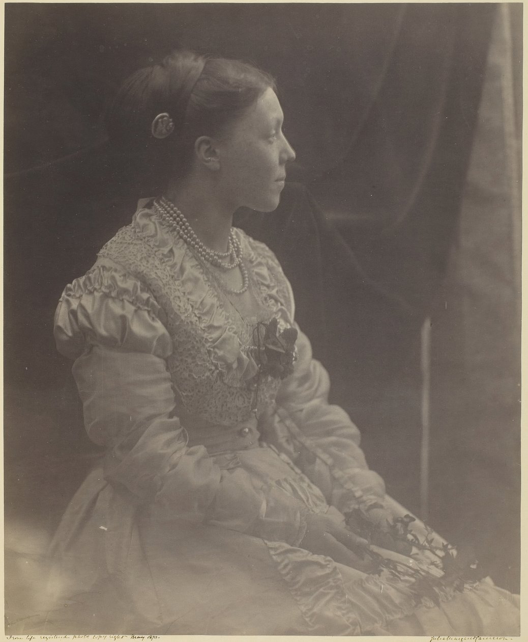 Anne Thackeray Ritchie, 1870. május. alkotó: Julia Margaret Cameron