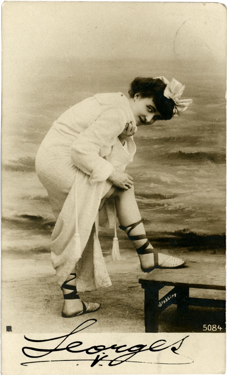 Nő a tengerparton, c. 1900-as évek eleje (képeslap) alkotó: Alec Hunter