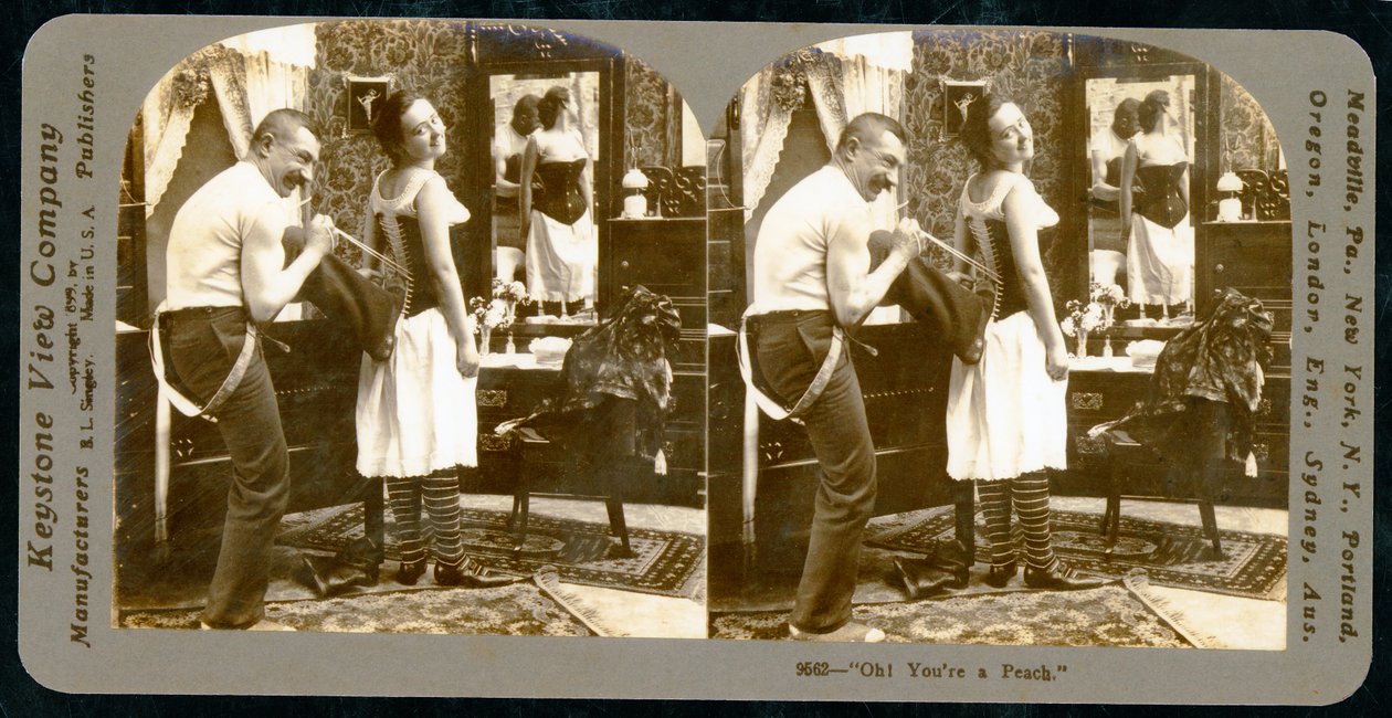 – Ó! Te egy őszibarack, humoros sztereoszkópikus kártya, amely egy fiatal nőt ábrázol, akit fűzőbe fűznek, 1900 körül (szépia fotó) (lásd még: 473250) alkotó: Keystone View Company