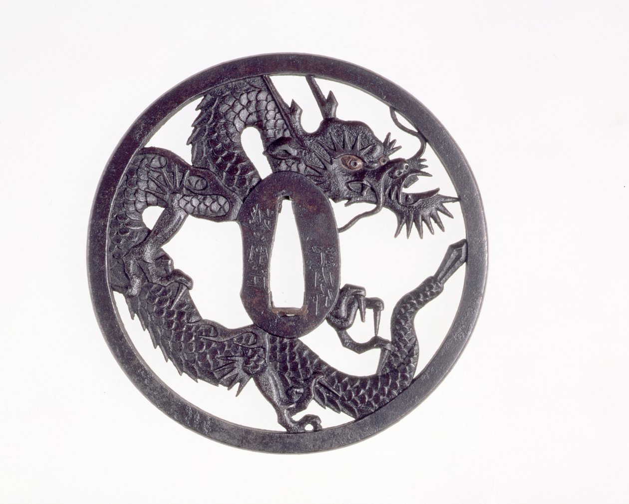 Tsuba kivágott sárkánnyal (vas) alkotó: Kinai of Echizen