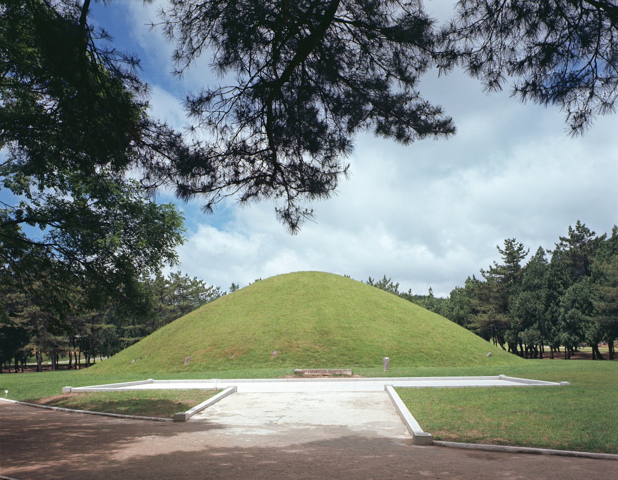 Muryong király tumulusa alkotó: Korean School