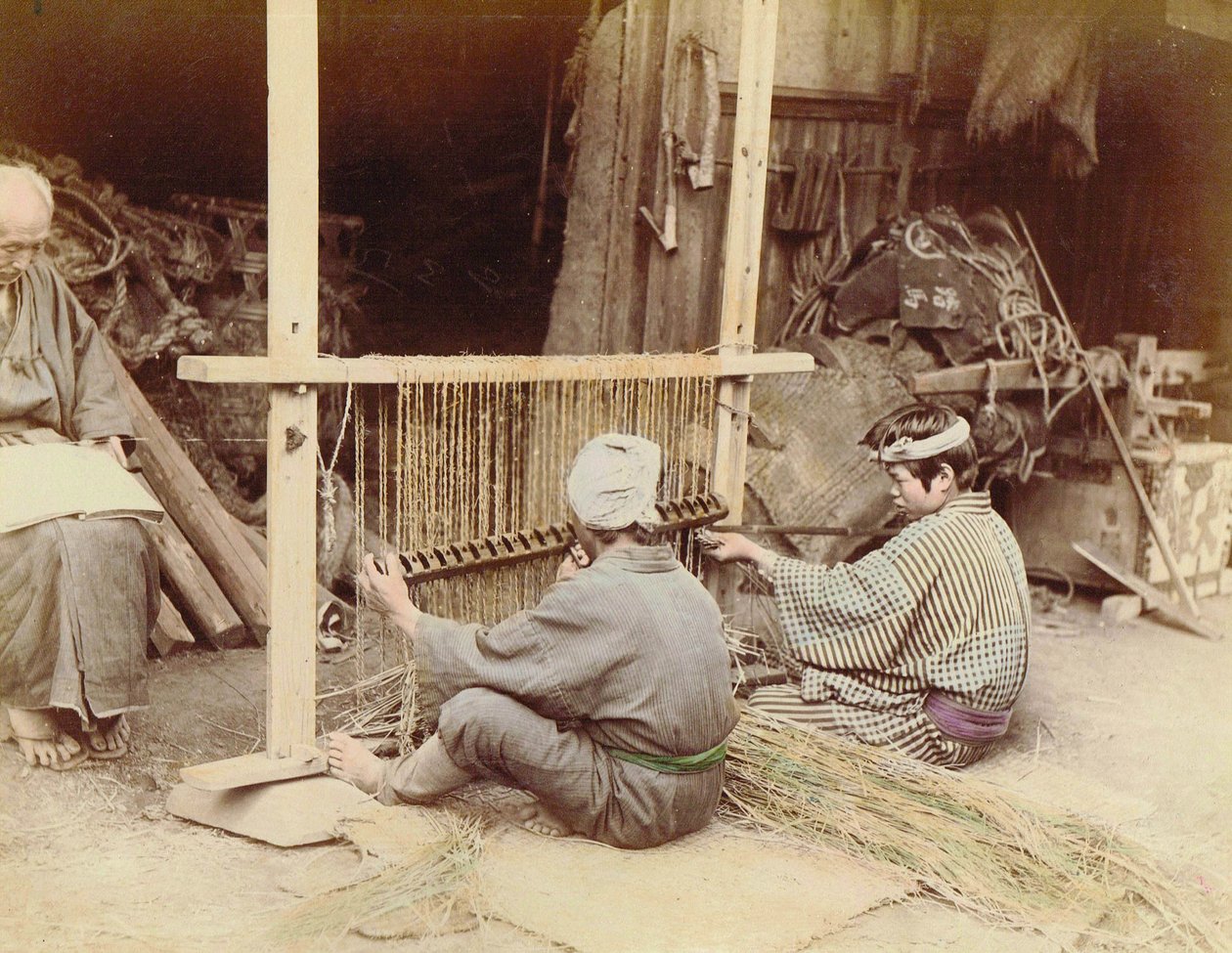 Férfiak szalma szőnyeget készítve, 1890 körül alkotó: Kusakabe Kimbei