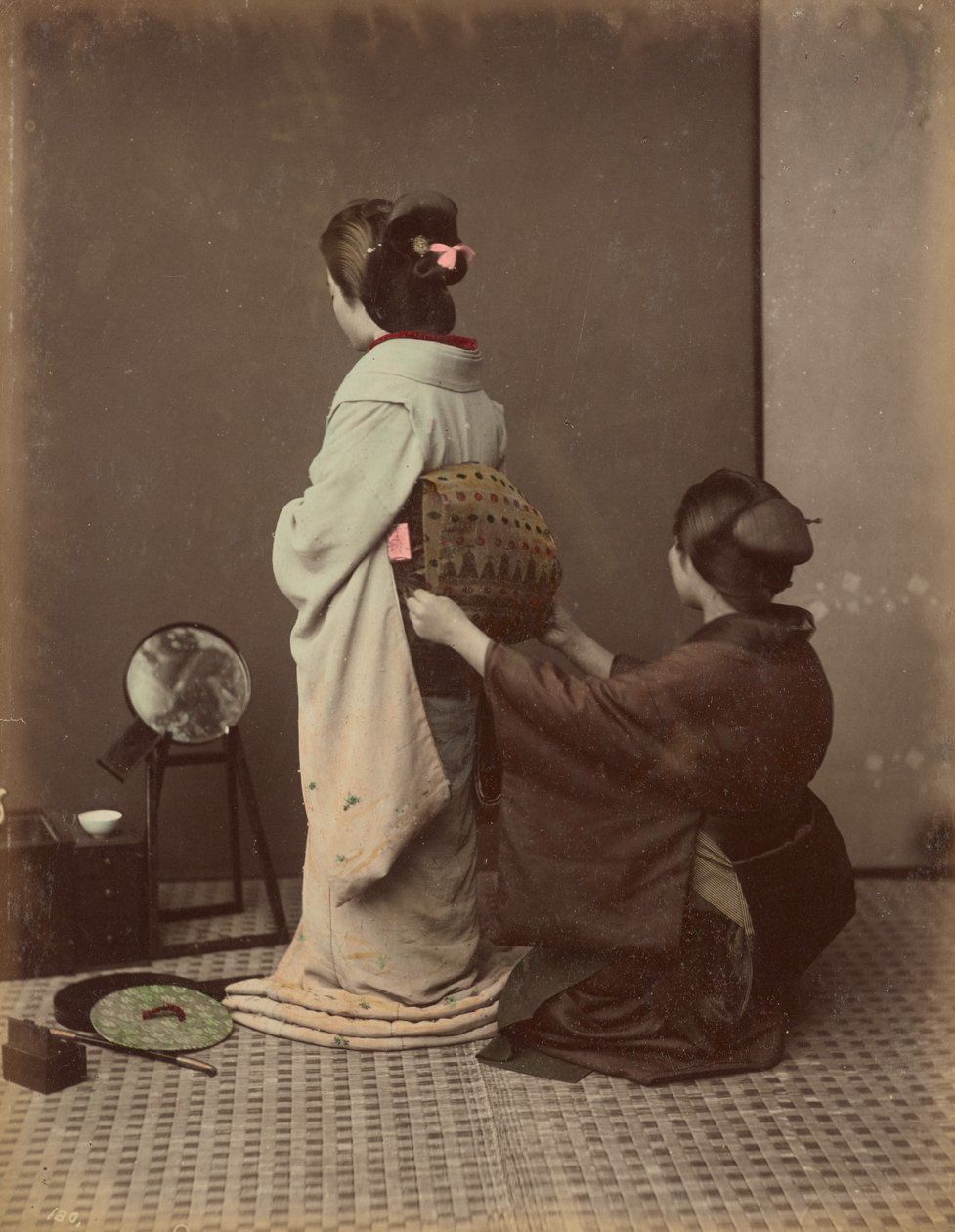 Obi öltöztetése alkotó: Kusakabe Kimbei