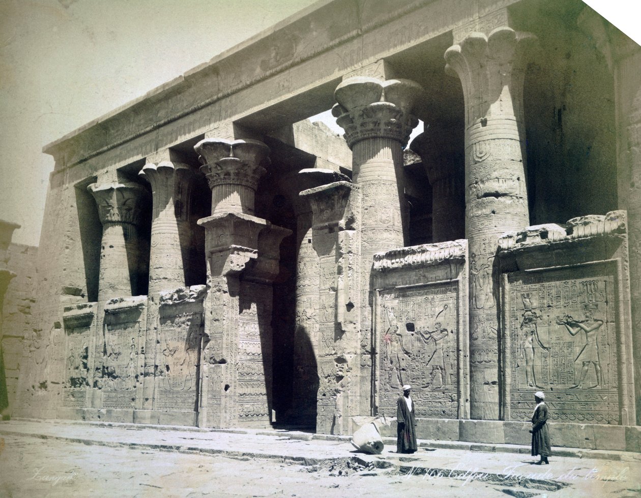 Templom homlokzata, Edfu, Egyiptom, 19. század alkotó: Langaki