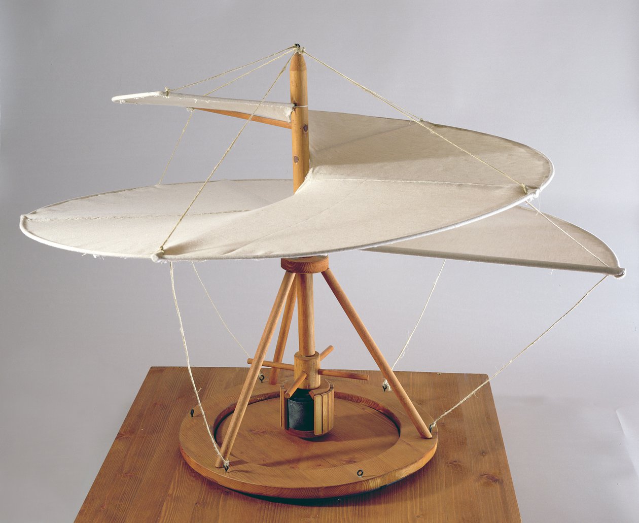 Modellrekonstrukció a da Vinci tervről légcsavarhoz (fa, szövet és madzag) alkotó: Leonardo da Vinci