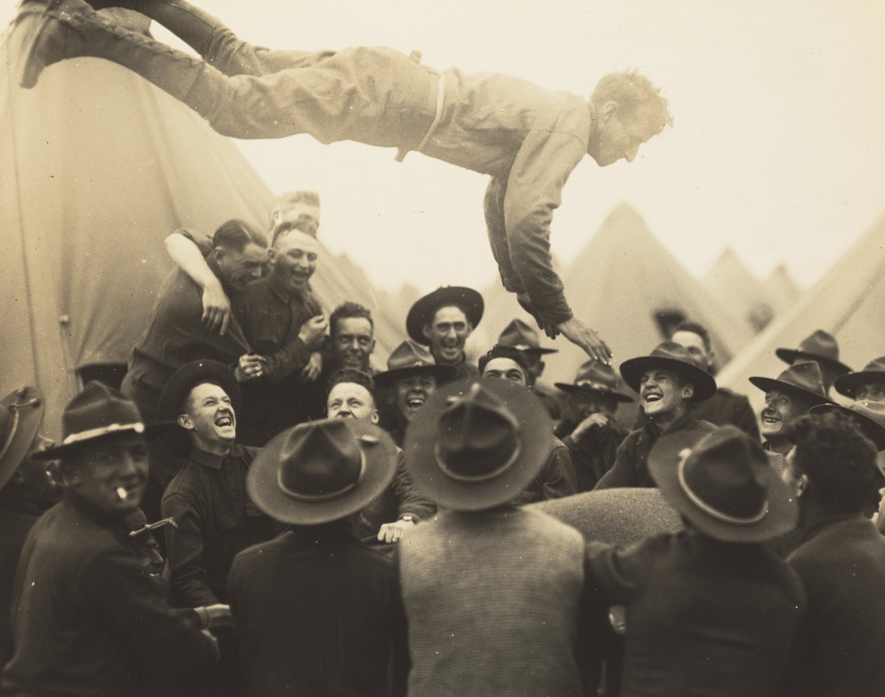 Levegőbe dobott katona alkotó: Lewis Hine