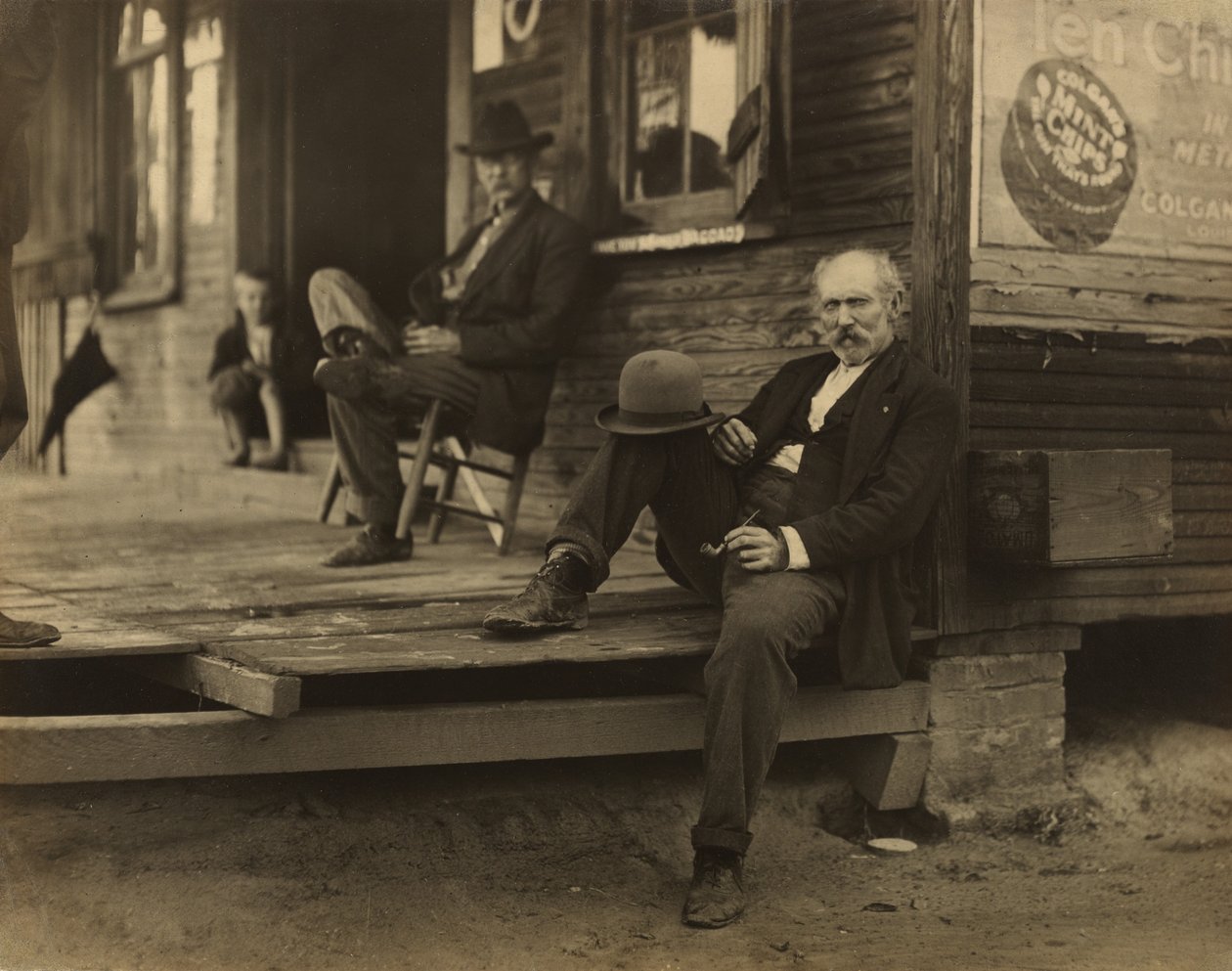 Két férfi és fiú a verandán alkotó: Lewis W. Hine