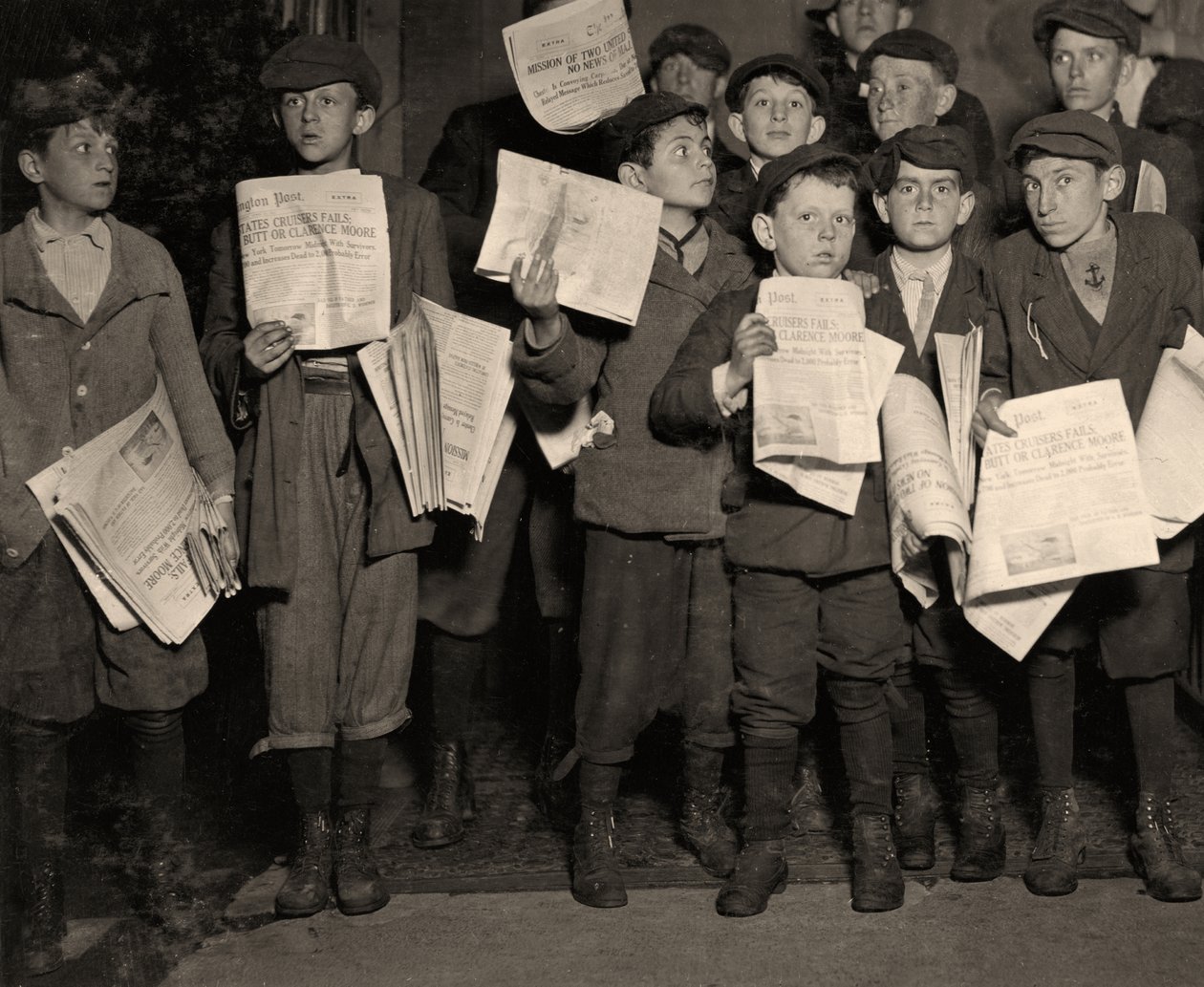 Newsboys éjfél után alkotó: Lewis Wickes Hine