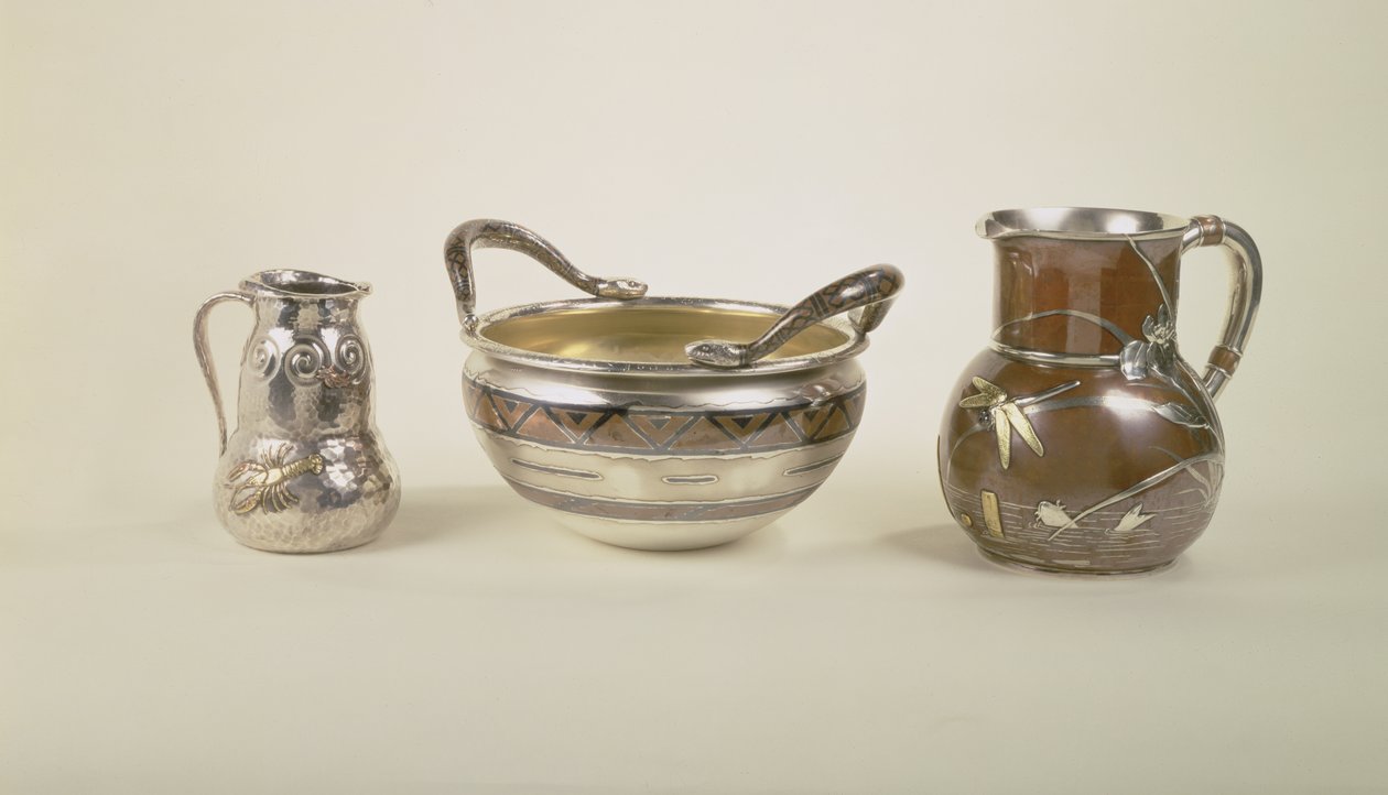 Balra: vizeskancsó medencejelenettel; Középen: nyolc pintes keresztelőtál; Jobbra: dupla tök formájú kancsó, Tiffany and Co alkotó: Louis Comfort Tiffany