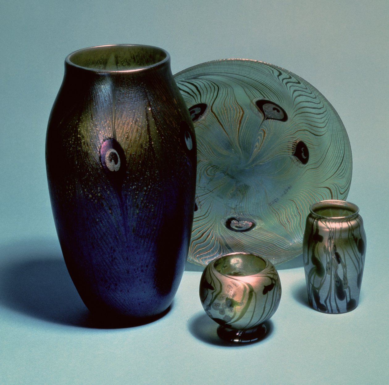 Tiffany favrile tányér és vázák, New York, 1890 körül (üveg) alkotó: Louis Comfort Tiffany