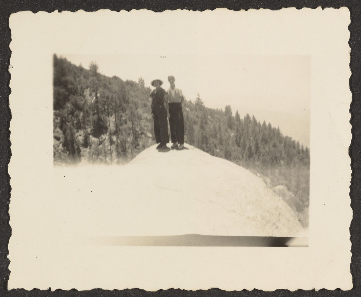 [Figures Standing on Rock] alkotó: Louis Fleckenstein