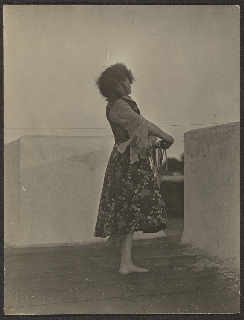 [Florence Dancing on Roof] alkotó: Louis Fleckenstein
